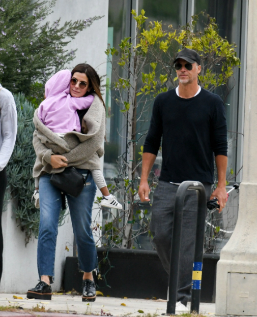Bạn trai lâu năm của Sandra Bullock qua đời