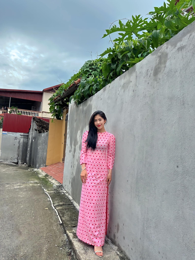 Cơn lốc đường biên Thanh Nhã duyên dáng trong tà áo dài - Ảnh 2. Cơn lốc đường biên Thanh Nhã duyên dáng trong tà áo dài - Ảnh 2.