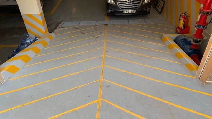 Kinh nghiệm chạy xe xuống dốc hầm đỗ ô tô an toàn - Ảnh 1.