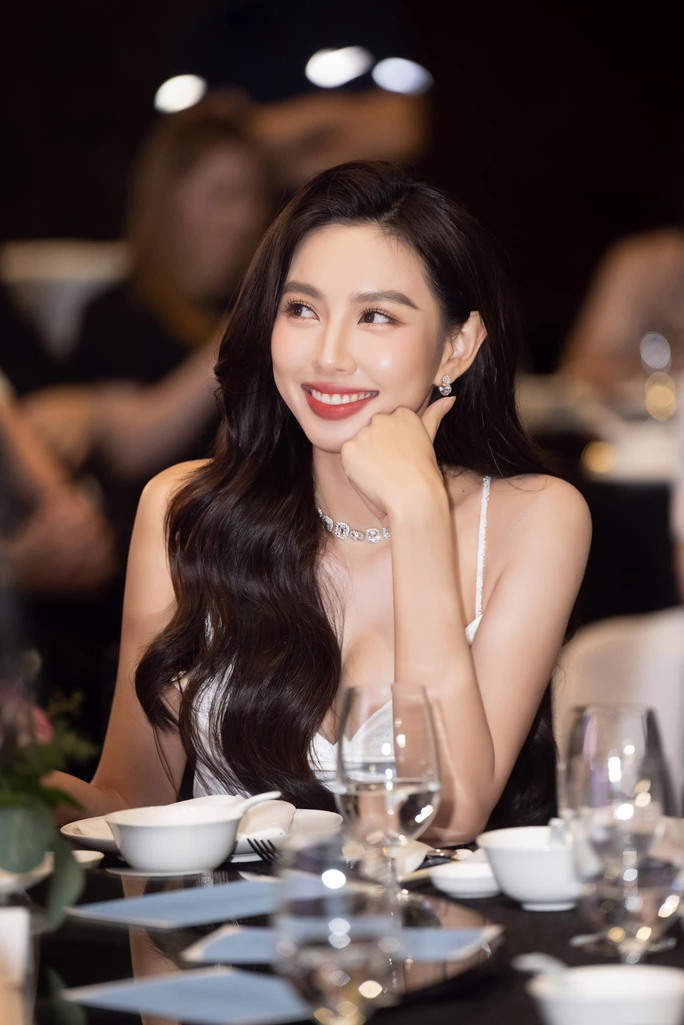 Nhan sắc gây sốt của Thùy Tiên trên sóng truyền hình, bắt góc nào cũng cuốn hút, ngọt ngào - Ảnh 4. Nhan sắc gây sốt của Thùy Tiên trên sóng truyền hình, bắt góc nào cũng cuốn hút, ngọt ngào - Ảnh 4.