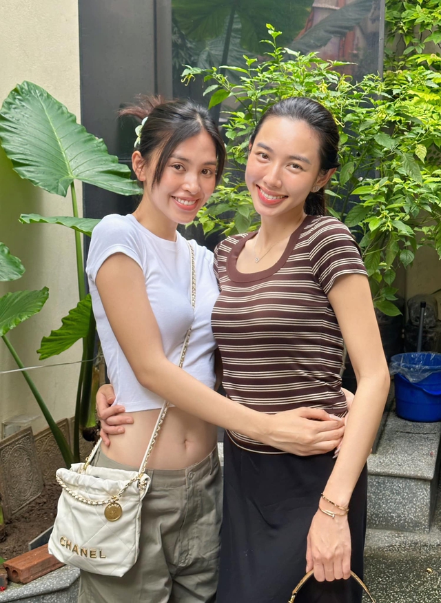 Thùy Tiên khoe ảnh mặt mộc bên Tiểu Vy, nhan sắc thật của hai nàng hậu ra sao? - Ảnh 1. Thùy Tiên khoe ảnh mặt mộc bên Tiểu Vy, nhan sắc thật của hai nàng hậu ra sao? - Ảnh 1.