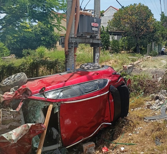 &Ocirc; t&ocirc; bẹp d&uacute;m sau khi t&ocirc;ng v&agrave;o trạm biến &aacute;p, 4 người bị thương - Ảnh 1.