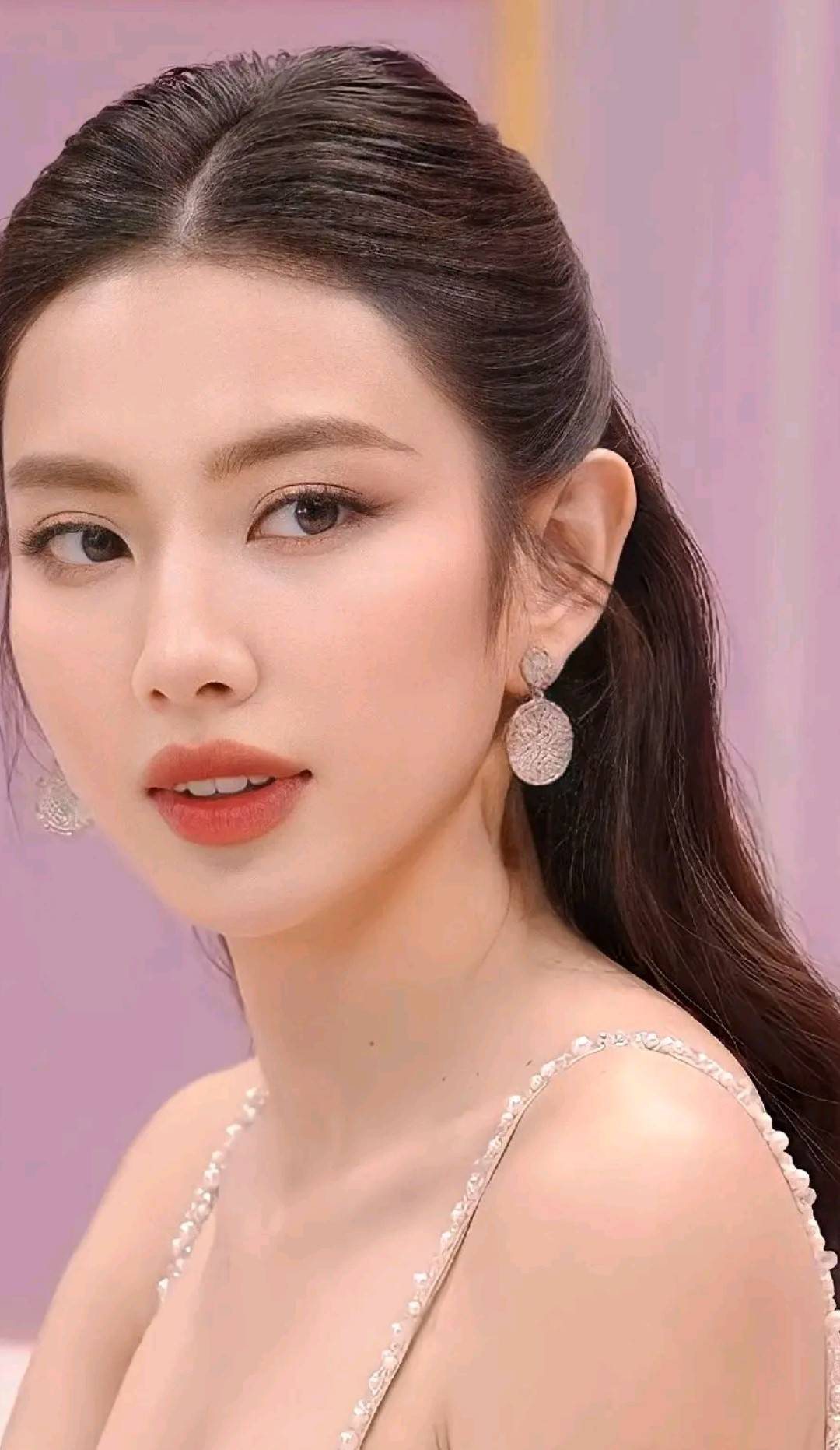 Nhan sắc gây sốt của Thùy Tiên trên sóng truyền hình, bắt góc nào cũng cuốn hút, ngọt ngào - Ảnh 2. Nhan sắc gây sốt của Thùy Tiên trên sóng truyền hình, bắt góc nào cũng cuốn hút, ngọt ngào - Ảnh 2.