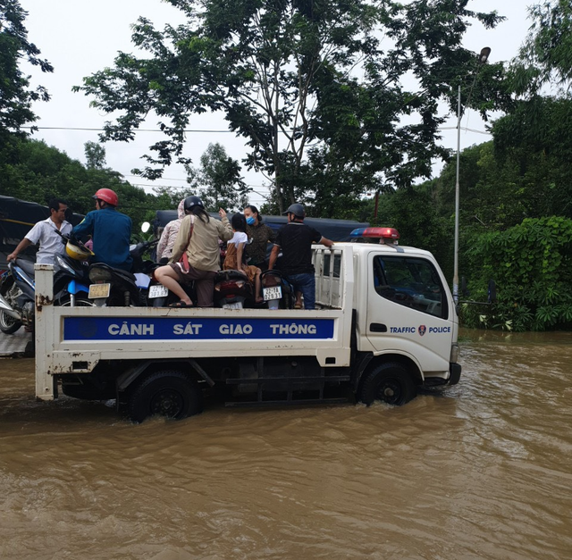 CSGT kịp thời giúp đỡ người dân tại khu vực ngập nặng kéo dài hàng km - Ảnh 4.