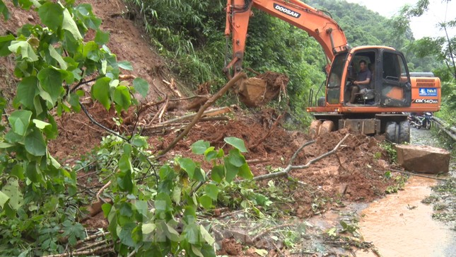 Cao Bằng: Sạt lở làm đổ trường học, 1 người bị thương - Ảnh 1.