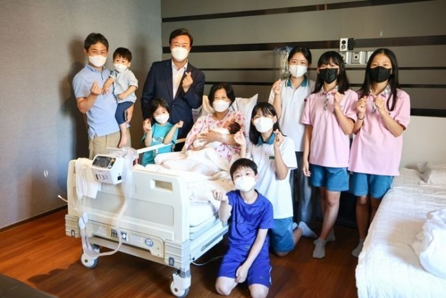 Bà mẹ U50 Hàn Quốc gây sốt khi hạ sinh con thứ 9, thị trưởng thành phố đích thân đến chúc mừng - Ảnh 2.