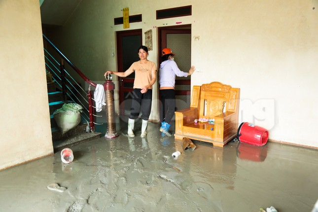 Bùn ngập nhà, xe bị vùi lấp sau sự cố hồ thải mỏ đồng ở Lào Cai - Ảnh 11.