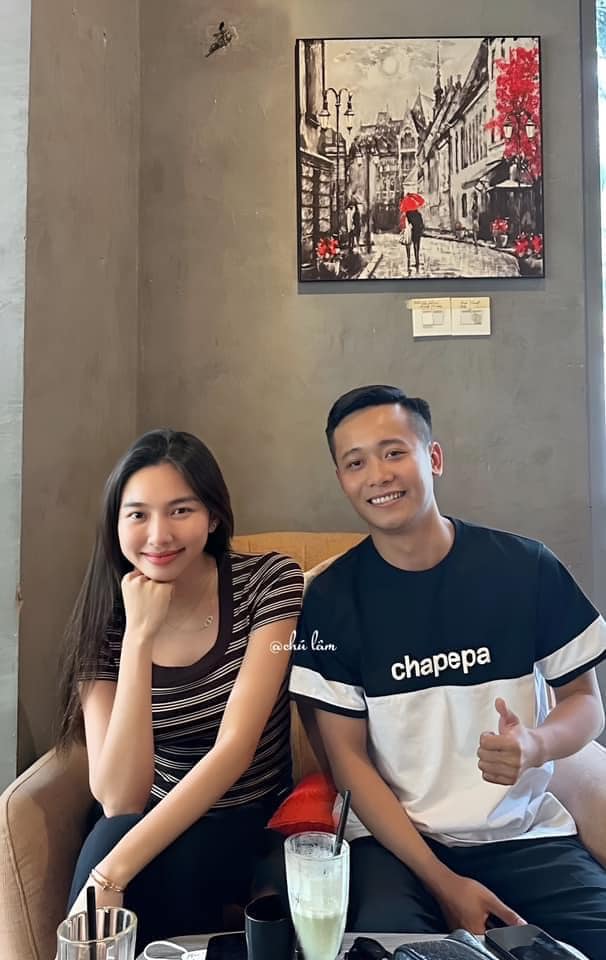 Thuỳ Tiên, Quang Linh Vlogs lọt ống kính “team qua đường” khi đang thoải mái trò chuyện trong quán cafe - Ảnh 1.