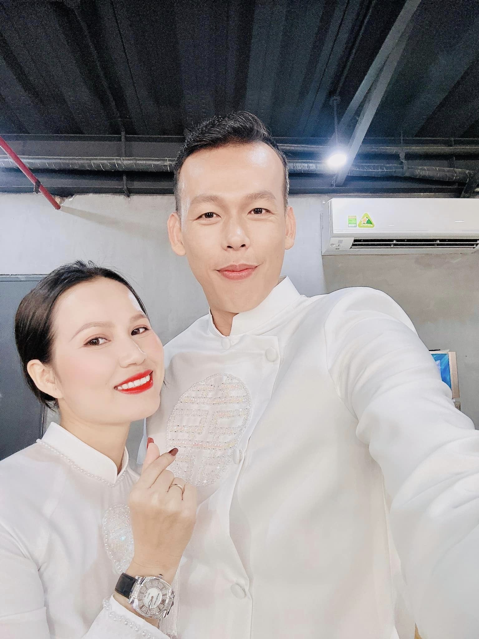 Vợ thủ môn nổi tiếng diện váy cắt xẻ táo bạo đến họp báo MV mới của Jack, lộ nhan sắc không app - Ảnh 7.