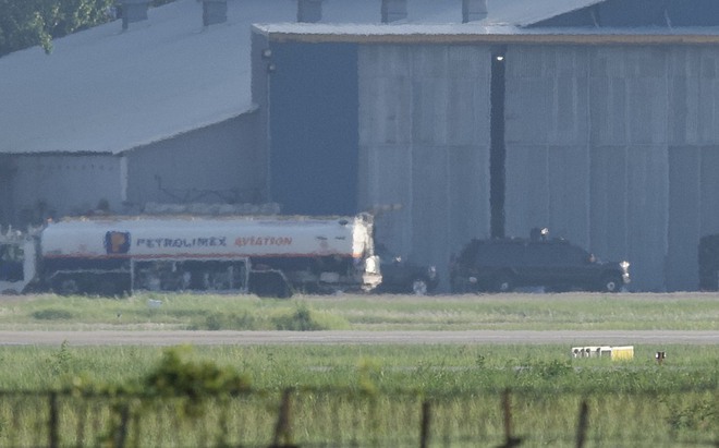 Cận cảnh siêu vận tải cơ C-17 Mỹ “mở bụng, nhả hàng” ở sân bay Nội Bài