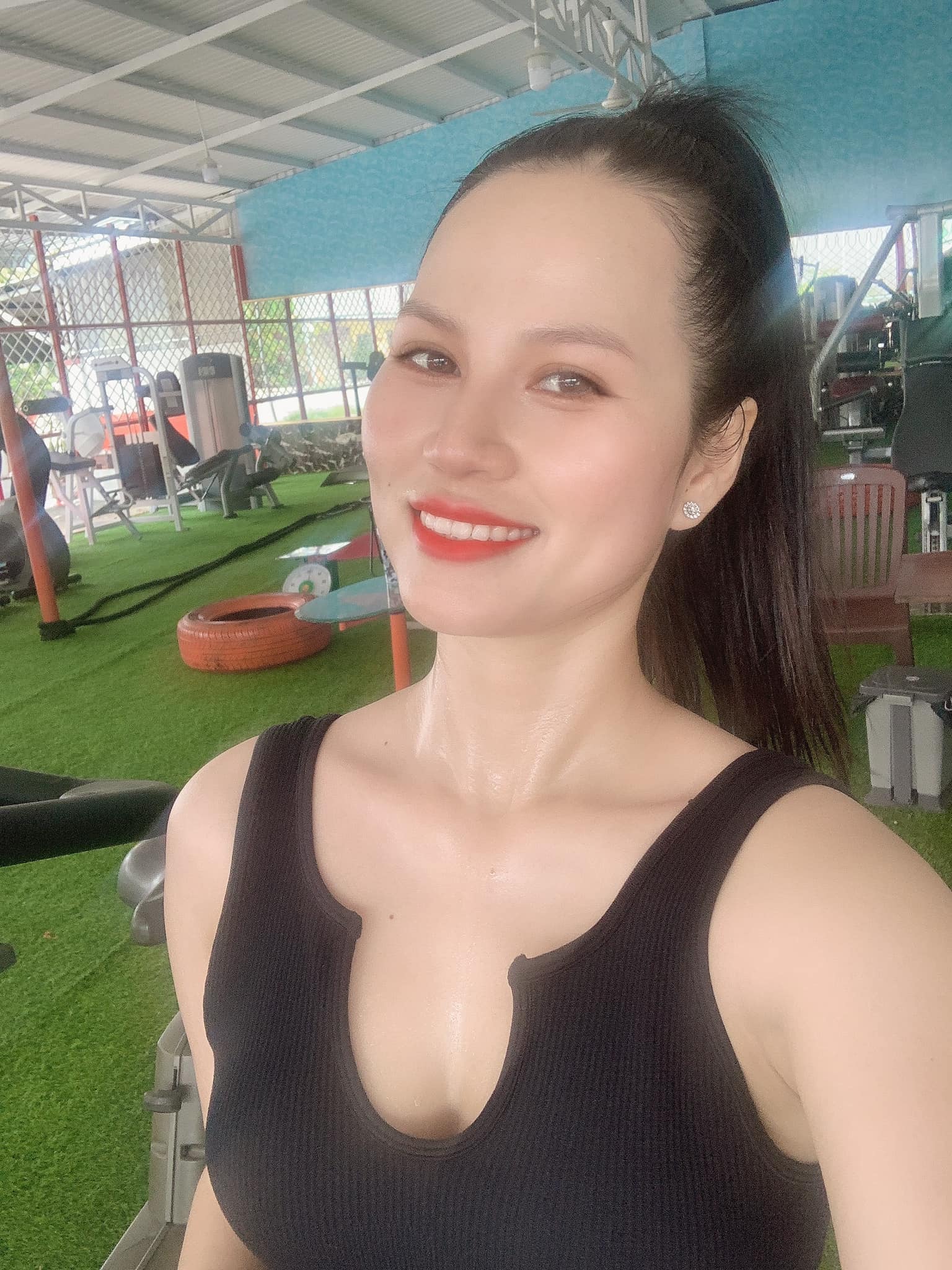 Vợ thủ môn nổi tiếng diện váy cắt xẻ táo bạo đến họp báo MV mới của Jack, lộ nhan sắc không app - Ảnh 5.