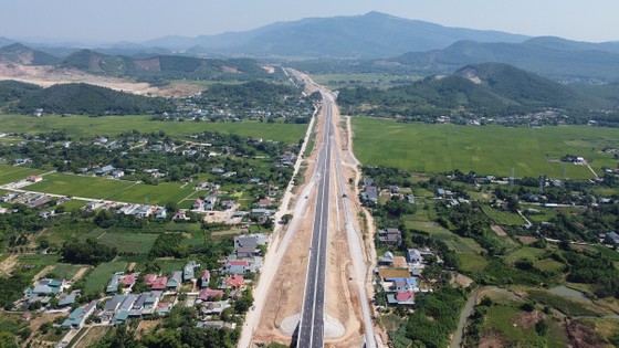 Cao tốc thông xe, từ Hà Nội vào Nghệ An chỉ còn 3,5 giờ - Ảnh 1.