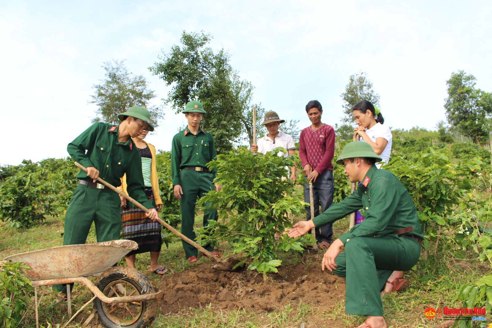 Vì sao cần sửa quy định về tiền lương, nhân sự, nhà ở,... đối với sĩ quan quân đội? - Ảnh 7.