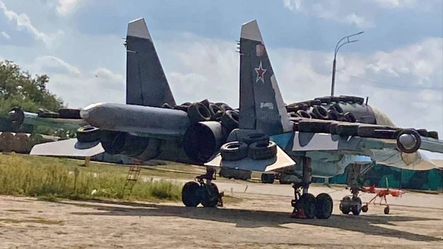 Tiêm kích Su-34 của Nga được ngụy trang bằng... lốp xe - Ảnh 1.