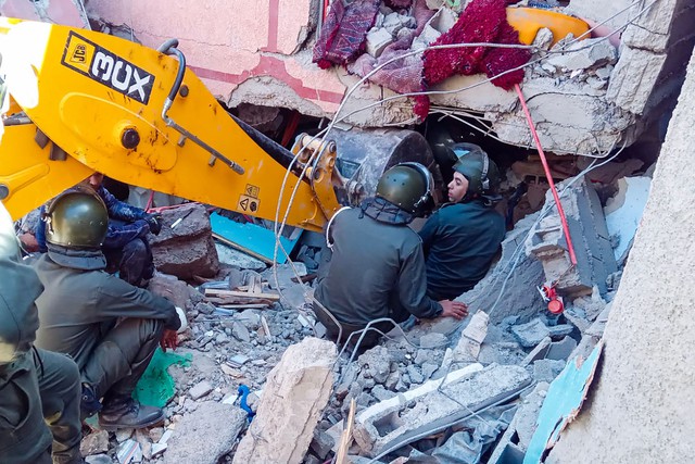 Động đất tại Maroc khiến 2.000 người chết: Khung cảnh tang thương bao trùm, gia đình khóc nghẹn trước thi thể người thân - Ảnh 9.