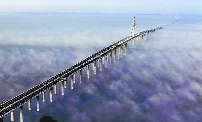 Xây cầu khổng lồ với 5.200 trụ đỡ, chi phí khủng 164 nghìn tỷ, Trung Quốc khiến thế giới ngỡ ngàng với công trình vượt biển độc đáo - Ảnh 1.