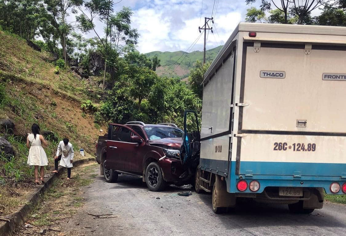 Đằng sau những bức ảnh TNGT: Đổ đèo không làm chủ tốc độ, Nissan Navara đâm trực diện xe tải - Ảnh 5.