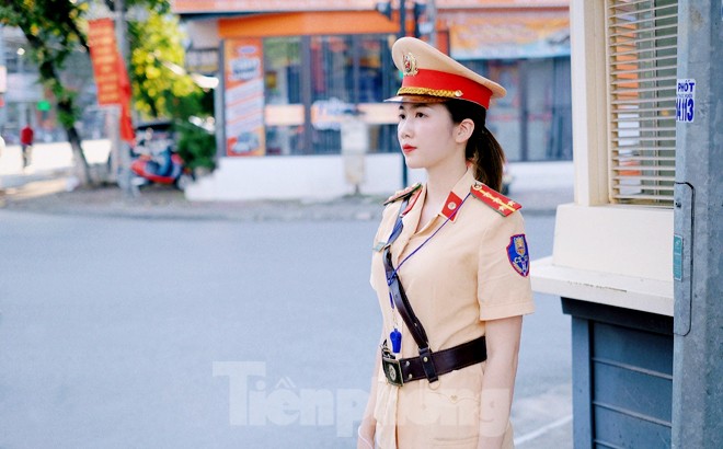 Nhan sắc vạn người mê của những nữ cảnh sát phân luồng giao thông giờ cao điểm ở Yên Bái - Ảnh 8.