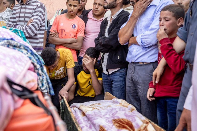 Động đất tại Maroc khiến 2.000 người chết: Khung cảnh tang thương bao trùm, gia đình khóc nghẹn trước thi thể người thân - Ảnh 6.