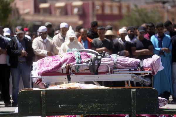 Động đất tại Maroc khiến 2.000 người chết: Khung cảnh tang thương bao trùm, gia đình khóc nghẹn trước thi thể người thân - Ảnh 5.