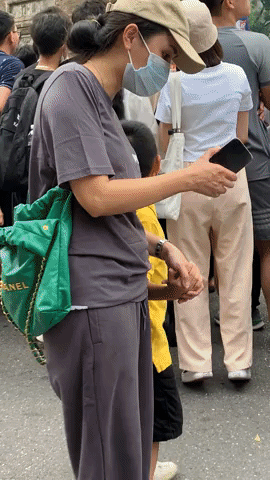 Bắt gặp ái nữ cựu chủ tịch CLB Sài Gòn qua cam thường tại phố đi bộ - Ảnh 2.