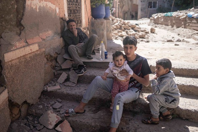 Động đất tại Maroc khiến 2.000 người chết: Khung cảnh tang thương bao trùm, gia đình khóc nghẹn trước thi thể người thân - Ảnh 4.