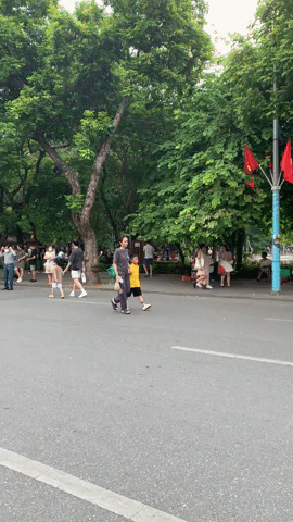 Bắt gặp ái nữ cựu chủ tịch CLB Sài Gòn qua cam thường tại phố đi bộ - Ảnh 1.