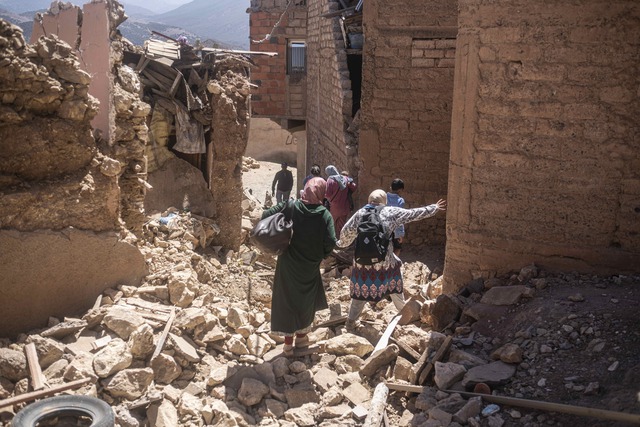 Động đất tại Maroc khiến 2.000 người chết: Khung cảnh tang thương bao trùm, gia đình khóc nghẹn trước thi thể người thân - Ảnh 2.