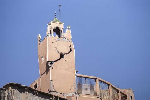 Động đất tại Maroc khiến 2.000 người chết: Khung cảnh tang thương bao trùm, gia đình khóc nghẹn trước thi thể người thân - Ảnh 1.