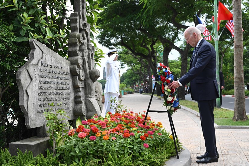 Hình ảnh Tổng thống Joe Biden đặt vòng hoa ở phù điêu Thượng nghị sĩ John McCain - Ảnh 1.