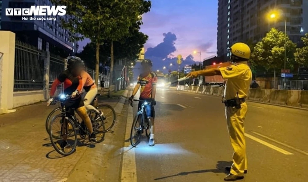 Xe đạp vượt đèn đỏ có bị xử phạt tiền không? - Ảnh 1.