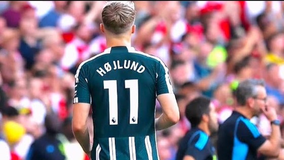 Man.United chậm trễ bán áo Hojlund vì lý do khó tin - Ảnh 2.