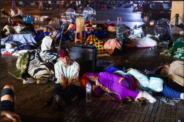 Nhiều người Maroc ngủ ngoài đường sau trận động đất thế kỷ - Ảnh 1.