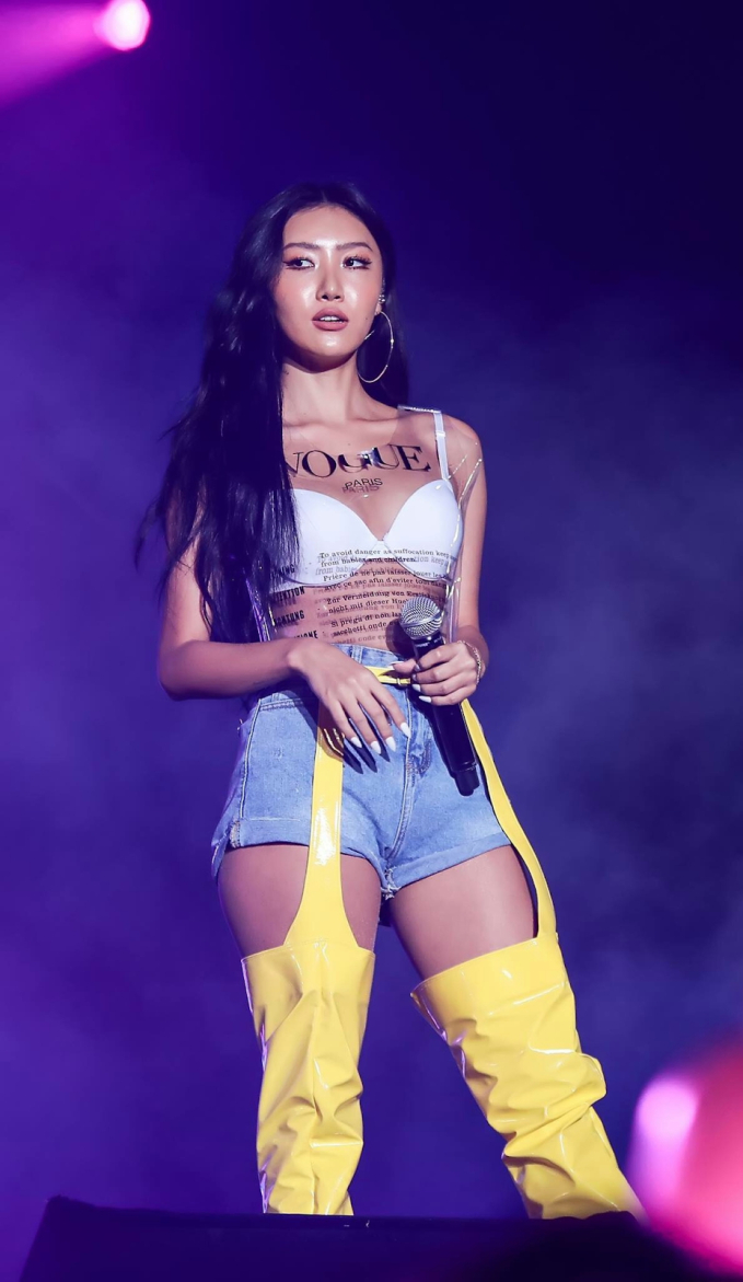 Hwasa có nguy cơ đối mặt với án tù, phạt 90 triệu vì màn trình diễn phản cảm ở trường đại học - Ảnh 3.
