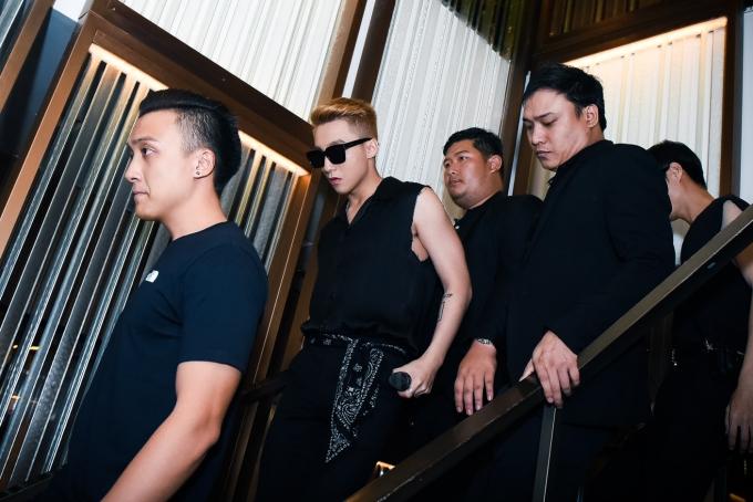 Sơn Tùng được dàn vệ sĩ hùng hậu hộ tống đi diễn, che dù đen vây quanh không một kẽ hở - Ảnh 7.