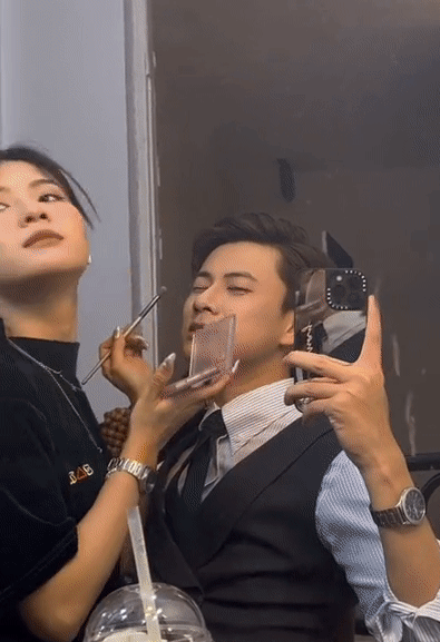 Công khai chưa lâu, cặp bác sĩ và hot girl phim Việt giờ vàng “xả” cảnh vừa makeup vừa liên tục hôn nhau - Ảnh 3.
