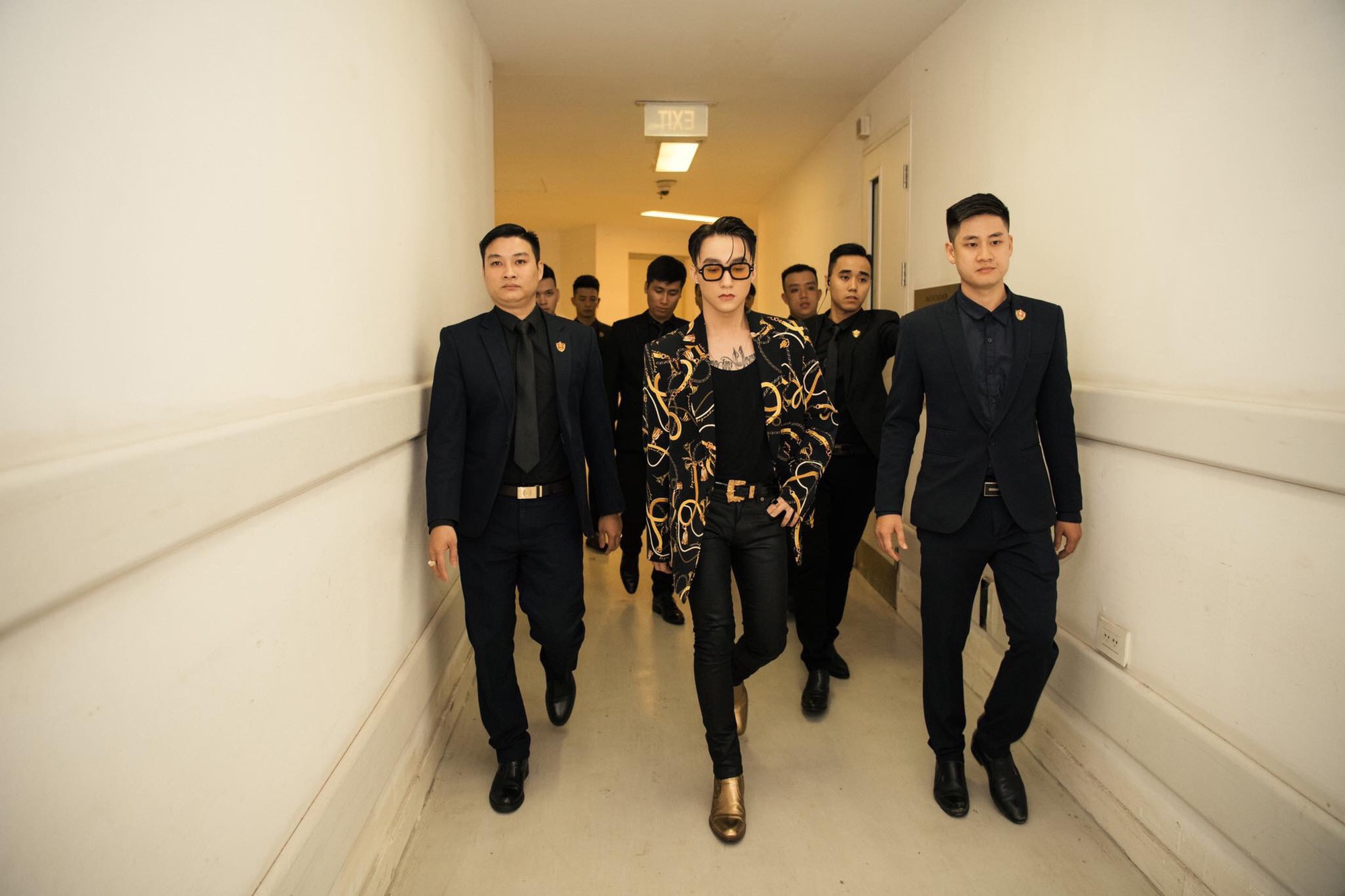 Sơn Tùng được dàn vệ sĩ hùng hậu hộ tống đi diễn, che dù đen vây quanh không một kẽ hở - Ảnh 6.