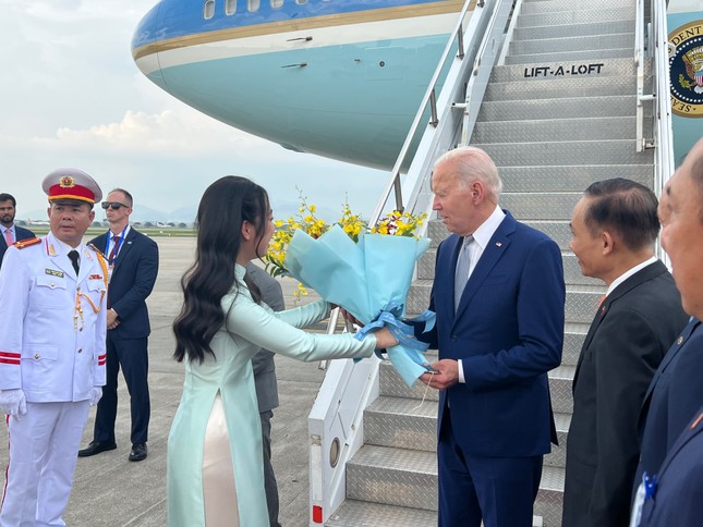 Nữ sinh tặng hoa cho Tổng thống Mỹ Joe Biden tại sân bay Nội Bài là ai? - Ảnh 1.