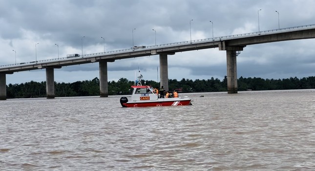 Nghi vấn hai mẹ con nhảy cầu Cổ Chiên: Tìm thấy thi thể cháu bé 2 tuổi - Ảnh 1.