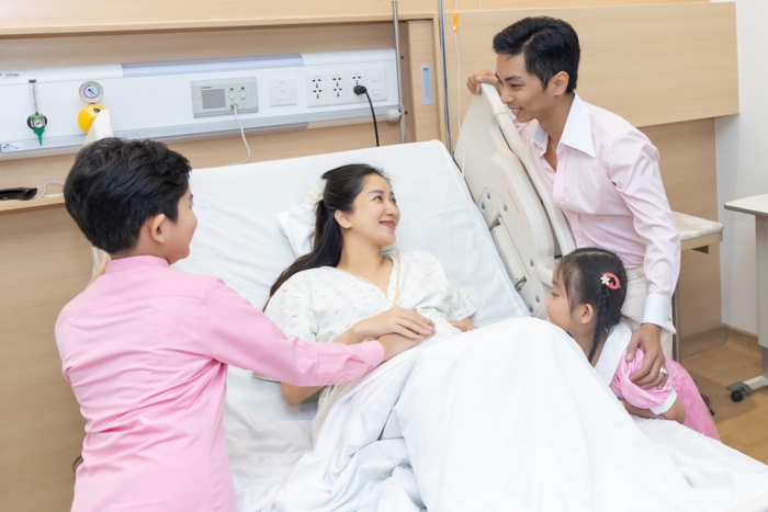 Phan Hiển không kìm được nước mắt khi Khánh Thi sinh con - Ảnh 2.