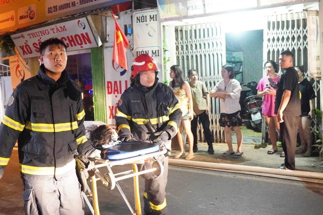Cháy dữ dội ở chung cư Hà Nội, nhiều người la hét kêu cứu trong đêm - Ảnh 8.