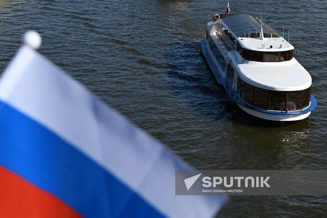 50 lá cờ đồng loạt được kéo lên trên tàu Nga: Thủ đô Moscow ngập tràn hoa và ánh sáng, chuyển mình rực rỡ - Ảnh 1.