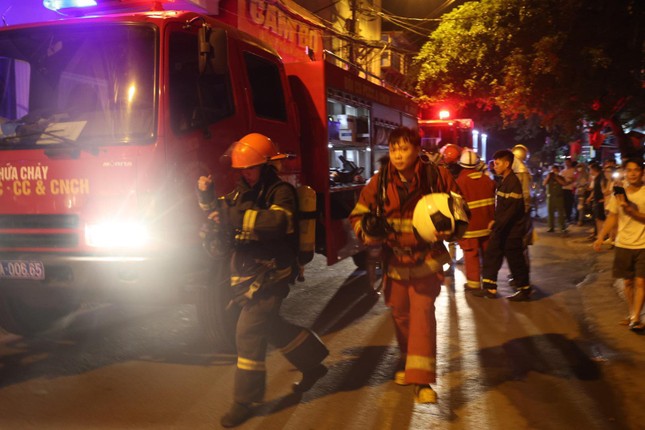 Cháy dữ dội ở chung cư Hà Nội, nhiều người la hét kêu cứu trong đêm - Ảnh 3.