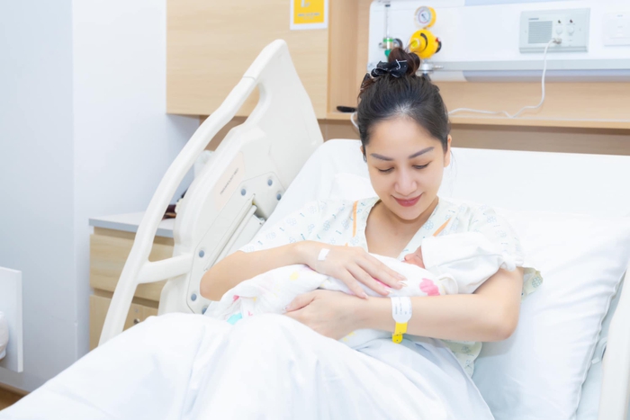 Phan Hiển không kìm được nước mắt khi Khánh Thi sinh con - Ảnh 1.