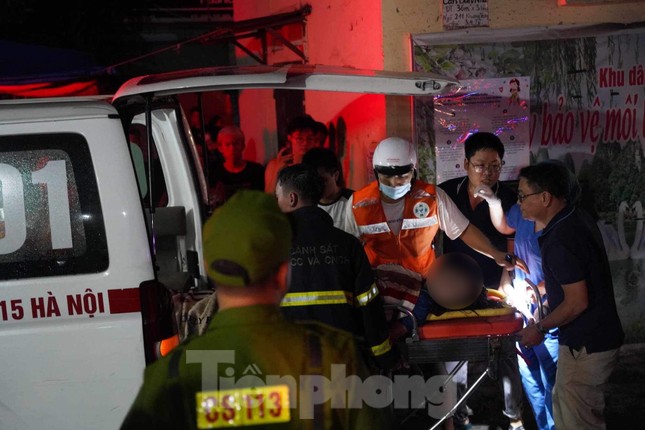 Cháy dữ dội ở chung cư Hà Nội, nhiều người la hét kêu cứu trong đêm - Ảnh 16.
