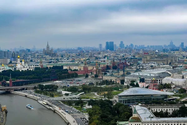 50 lá cờ đồng loạt được kéo lên trên tàu Nga: Thủ đô Moscow ngập tràn hoa và ánh sáng, chuyển mình rực rỡ - Ảnh 11.