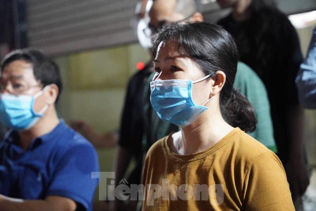 Cháy dữ dội ở chung cư Hà Nội, nhiều người la hét kêu cứu trong đêm - Ảnh 15.