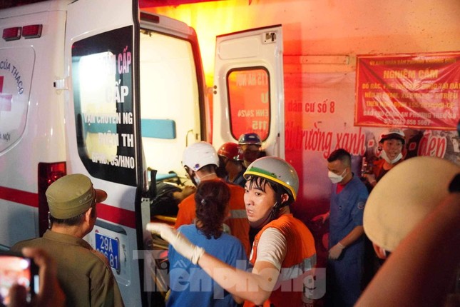 Cháy dữ dội ở chung cư Hà Nội, nhiều người la hét kêu cứu trong đêm - Ảnh 12.