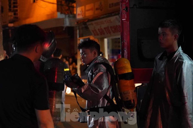 Cháy dữ dội ở chung cư Hà Nội, nhiều người la hét kêu cứu trong đêm - Ảnh 11.