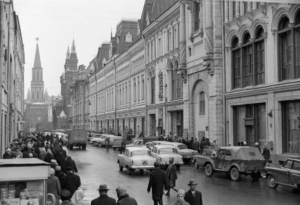 50 lá cờ đồng loạt được kéo lên trên tàu Nga: Thủ đô Moscow ngập tràn hoa và ánh sáng, chuyển mình rực rỡ - Ảnh 6.